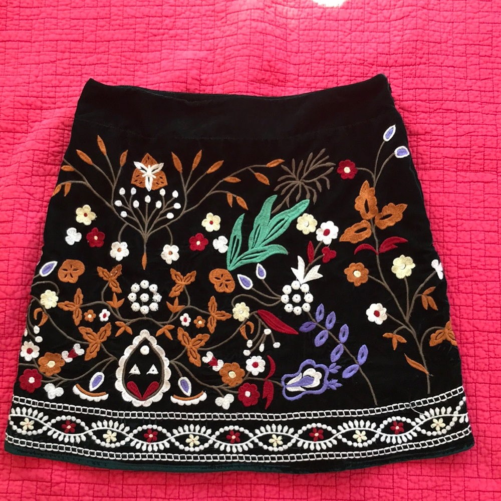 ROMEO & JULIET 🌺 Velvet Embroidered Hunter Green Skirt, Floral design, medium